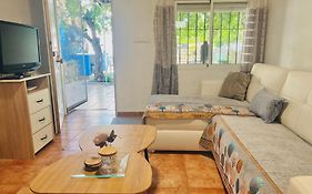 Estudio adosado acogedor con jardín, barbacoa y parking privado